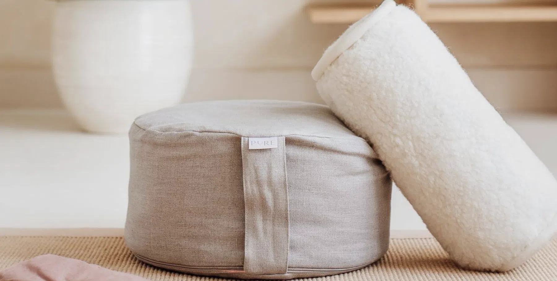 Lotus: Travel bolster merino wol